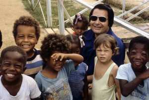 jjones-town-mass-suicide-children-with-jim-jones